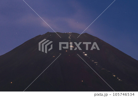 ご来光を見るために夜通しで富士山頂を目指す登山者たちの光跡 105746534