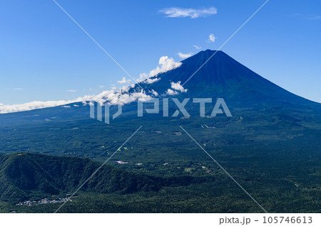 御坂山地・王岳付近より望む富士山の絶景（夏景色） 105746613