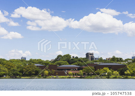 大濠公園内にある福岡市美術館の外観 大濠公園内にある福岡市美術館の外観 105747538