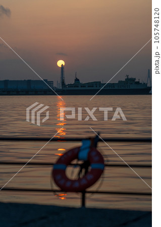 横浜の爽やかな朝日と朝焼けの景色を臨港パークから撮影｜神奈川県横浜市 105748120