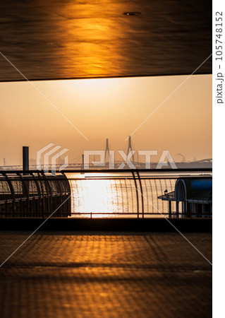 横浜の爽やかな朝焼けの景色を臨港パークから撮影｜神奈川県横浜市 105748152