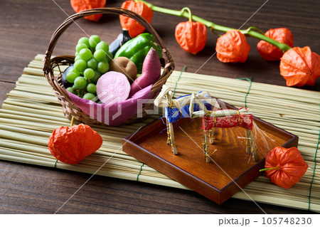 お盆のお供え物 105748230