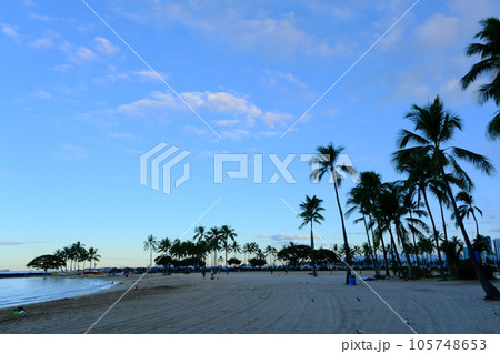 早朝のハワイのビーチ 105748653