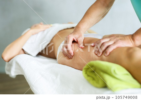 anti-cellulite massage close-up anti-cellulite massage close-up 105749008