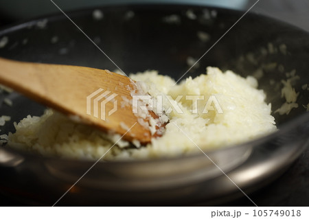玉ねぎを炒める 105749018