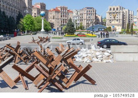 【ウクライナ】首都キーウの中心地「独立広場」前に置かれた無数の錆び付いたバリケードと通りを行き交う車 【ウクライナ】首都キーウの中心地「独立広場」前に置かれた無数の錆び付いたバリケードと通りを行き交う車 105749528