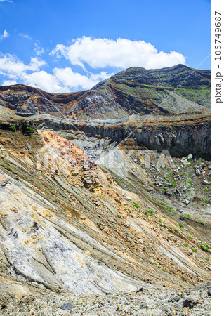 夏の阿蘇中岳火口　熊本県阿蘇市 105749687