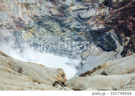 夏の阿蘇中岳第一火口　熊本県阿蘇市 105749698