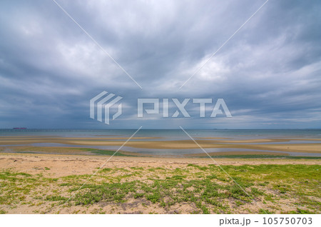 怪しい雲行きの海辺【曇空・曇天・暗いイメージ】 105750703