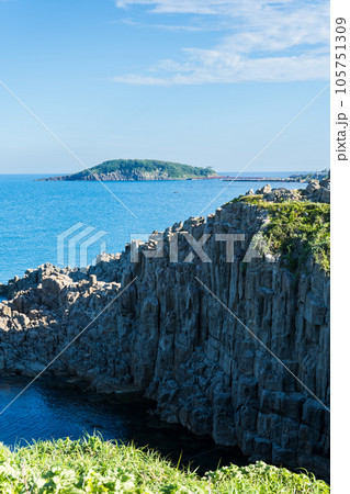 爽やかな夏の朝を迎えた断崖絶壁の観光地東尋坊の景色｜福井県坂井市 105751309