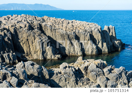 爽やかな夏の朝を迎えた断崖絶壁の観光地東尋坊の景色|福井県坂井市 爽やかな夏の朝を迎えた断崖絶壁の観光地東尋坊の景色|福井県坂井市 105751314