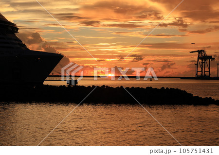 那覇港の日没 105751431