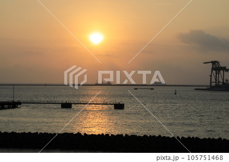 太陽が西に傾き始めた那覇港 太陽が西に傾き始めた那覇港 105751468