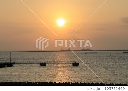 太陽が西に傾き始めた那覇港 太陽が西に傾き始めた那覇港 105751469