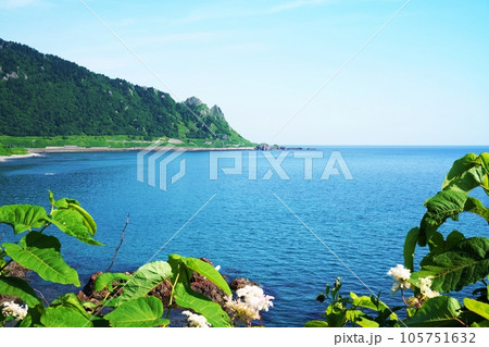 夏のオホーツク海と北見神威岬　北海道 105751632