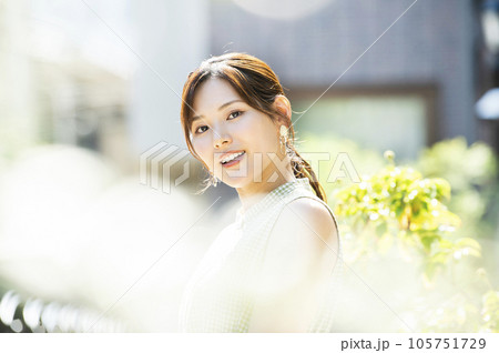 若い女性のポートレート 105751729