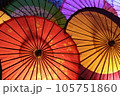 カラフルな和傘 105751860