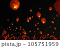 無数に上がるランタン 105751959