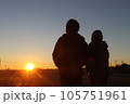 夕日を眺めるカップル 105751961
