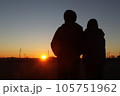 夕日を眺めるカップルのシルエット 105751962