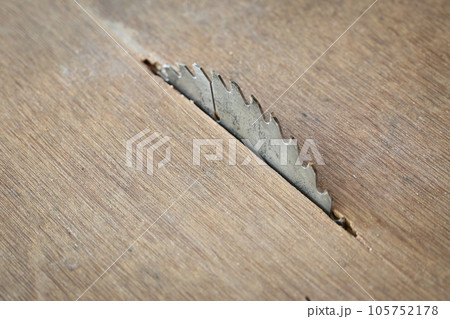 sharp metal saw on wood plank texture background, construction machine sharp metal saw on wood plank texture background, construction machine 105752178