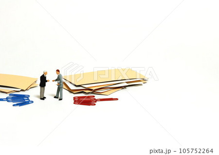 対話する二人の人物 two persons on dialog 対話する二人の人物 two persons on dialog 105752264