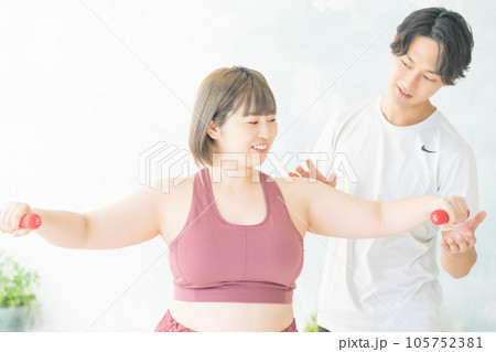 新生活でトレーニングを始めたぽっちゃりな女性 新生活でトレーニングを始めたぽっちゃりな女性 105752381