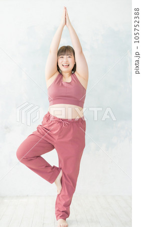 ヨガポージングをする女性 105752388