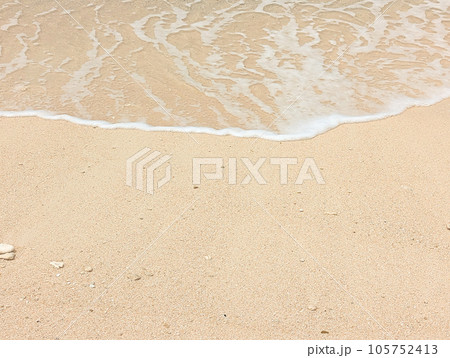 白い砂浜と波打ち際3 白い砂浜と波打ち際3 105752413