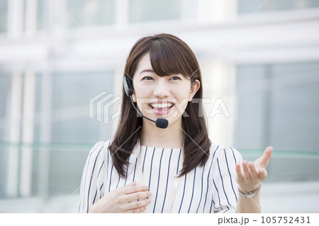 プレゼンテーションをする若い女性 ビジネスウーマン プレゼンテーションをする若い女性 ビジネスウーマン 105752431