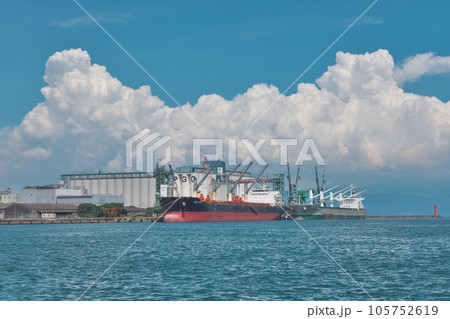 夏雲と穀物運搬船 夏雲と穀物運搬船 105752619