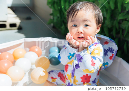 1歳児のプールデビュー おうちプールで遊ぶ 1歳児のプールデビュー おうちプールで遊ぶ 105752759