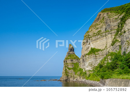 セタカムイ岩　犬の遠吠えをした形の岩 105752892