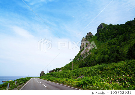 浜頓別側から見た北見神威岬　北海道 105752933