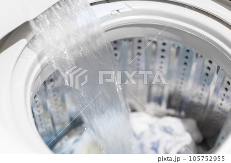 洗濯機の給水イメージ　写真素材 105752955