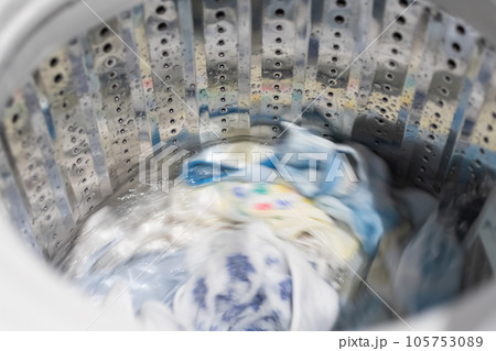 洗濯機の洗濯槽が回っているところ 写真素材 洗濯機の洗濯槽が回っているところ 写真素材 105753089