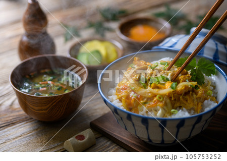 和食の定番!ふわふわの卵丼(たまご丼)お味噌汁と三つ葉を添えて 半熟卵(古板背景) 和食の定番!ふわふわの卵丼(たまご丼)お味噌汁と三つ葉を添えて 半熟卵(古板背景) 105753252