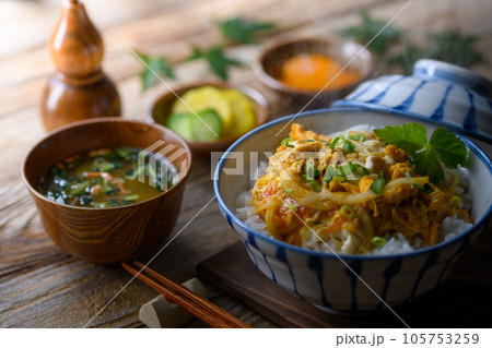 和食の定番!ふわふわの卵丼(たまご丼)お味噌汁と三つ葉を添えて 半熟卵(古板背景) 和食の定番!ふわふわの卵丼(たまご丼)お味噌汁と三つ葉を添えて 半熟卵(古板背景) 105753259