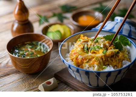 和食の定番!ふわふわの卵丼(たまご丼)お味噌汁と三つ葉を添えて 半熟卵(古板背景) 和食の定番!ふわふわの卵丼(たまご丼)お味噌汁と三つ葉を添えて 半熟卵(古板背景) 105753261