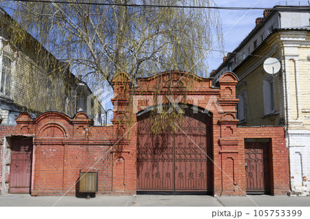 A brick wall with a 19th-century gate on a street in Nizhny Novgorod, Russia 105753399