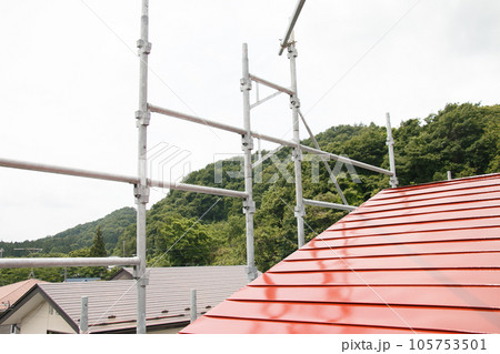 屋根の上の足場画像 高所からの風景の素材 屋根の上の足場画像 高所からの風景の素材 105753501