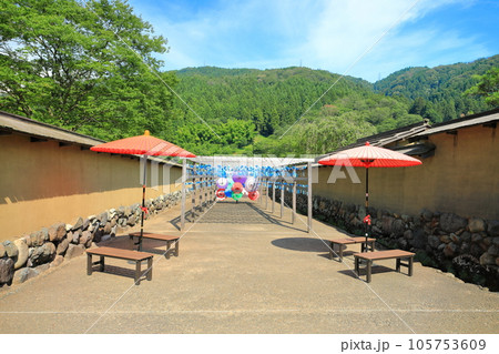 【福井県】晴天の一乗谷朝倉氏遺跡（復原町並） 105753609