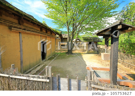 【福井県】晴天の一乗谷朝倉氏遺跡(復原町並) 【福井県】晴天の一乗谷朝倉氏遺跡(復原町並) 105753627