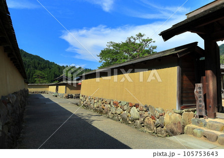 【福井県】晴天の一乗谷朝倉氏遺跡（復原町並） 105753643