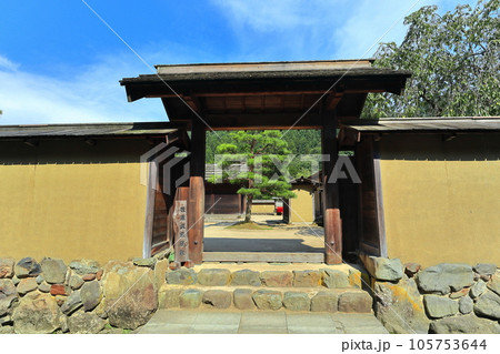 【福井県】晴天の一乗谷朝倉氏遺跡（復原町並） 105753644