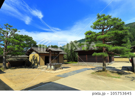 【福井県】晴天の一乗谷朝倉氏遺跡（復原町並） 105753645