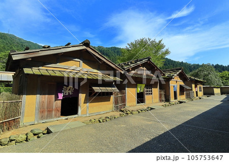 【福井県】晴天の一乗谷朝倉氏遺跡(復原町並) 【福井県】晴天の一乗谷朝倉氏遺跡(復原町並) 105753647