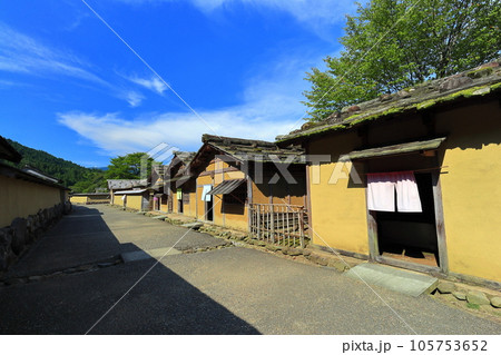 【福井県】晴天の一乗谷朝倉氏遺跡（復原町並） 105753652