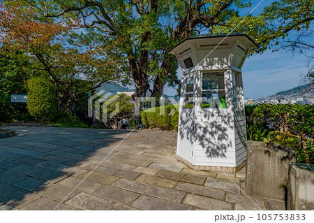 長崎 グラバー園 レトロな公衆電話 105753833
