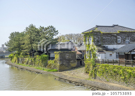 昔の船着場として使われていた川辺と建物 昔の船着場として使われていた川辺と建物 105753893